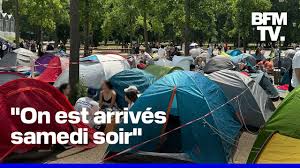 Photo ROBIN DE BFM - Les fans de Billie Eilish campent avant ses deux ...