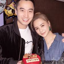 #賴弘國 #鍾欣潼 here's 阿嬌 #鐘欣潼 在ig上放上鑽戒照，看來男友「醫界王陽明」#賴弘國 求婚成功了! Axgkc6upnv2s9m