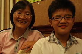 母子| 為了洋晚上的畢業典禮,三嬸下午就到會場幫忙了!