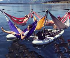 It does not use frame ledges. Floating Hammock Frames