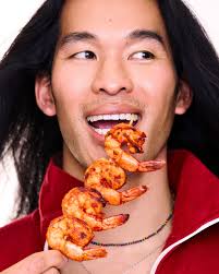 🍤❤️🐉 @restoamir Ad: @micheleid Model: @iamdragonchan @goodfaces.agency  Styled: @kadogma Mua: @thomas.rousseau.hmu Foodstylist: @leah_is_food  #shrimp #food