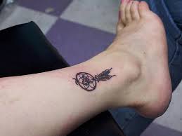 The placement of this tattoo is just perfect. 35 Dreamcatcher Tattoos On Leg