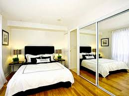 Selain di atas tempat tidur, kamu bisa menggantungkan cermin dinding ini di samping pintu masuk atau pada area bersantai di dalam kamar. Inilah Tips Mendapatkan Kamar Tidur Yang Lapang Dengan Space Sempit