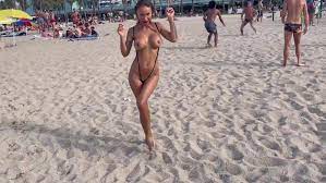 Das nackte Model Monika Fox neckt am Strand mit ihren Möpsen