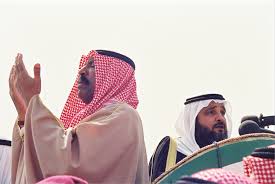 سمو الأمير الراحل الوالد الشيخ سعد العبدالله السالم الصباح يبتهل بالدعاء لآسرى الكويت في ساحة العلم