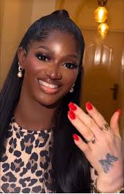 A make up Artist work story VS his wonderful result. What make Artist can't  do, dose not.....