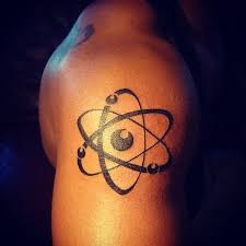 35 Scientific Atomic Tattoo Design And Meanings Segreti Dell 39 Universo 2019 Ci Sono Molte Categorie E Disegni Idee Per Tatuaggi Senza Tatuaggi Tatuaggi