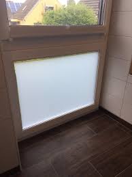 milchglasfolie sichtschutzfolie im schlaf und badezimmer angebracht sichtschutzfolie sichtschutz fenster fensterfolie