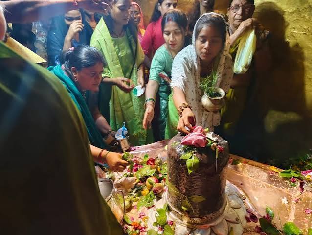 Banda News:सावन के पहले दिन मंदिरों में उमड़े शिवभक्त, हर-हर महादेव से गूंजे परिसर - Devotees Of Lord Shiva Thronged Temples On The First Day Of Sawan; Temple Premises Resonated With Chants