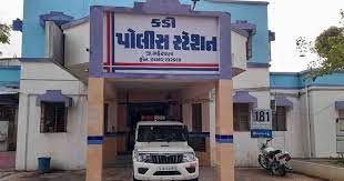 કડીમાં SMCની રેડમાં દેશી દારૂનો મોટો જથ્થો પકડાતા PI, PSI સહીત 7 સસ્પેન્ડ -  Gujarati News, News in Gujarati - ગુજરાતી સમાચાર | નવજીવન ન્યૂઝ