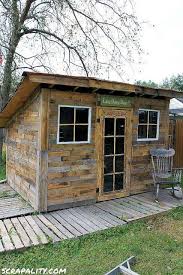Pallet Shed Using Pallets Old Windows Tin Cans Paletten Schuppen Holzhutte Garten Schuppen Ideen