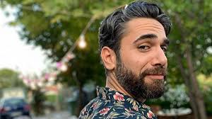 İsmi 'kadir' diye bilinsede isminin kadir doğulu'nun da ortaokul ve lise yılları çalışarak geçti. Kadir Dogulu Nun Erik Dali Performansi Magazin Haberleri