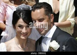 Agli sposi novelli, attrice Mariella Ahrens e Patrick Conte Faber-Castel,  camminare sopra il prato accompagnata da Ahren della figlia Isabella presso  il castello di Faber-Castell in Stein vicino a Nuremberg, Germania, 07