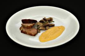 Pieptul de rata este relativ usor de pregatit : Piept De RaÈ›Äƒ Cu Piure De Cartofi Dulci Ciuperci Sote È™i Sos De Portocale Antena 1