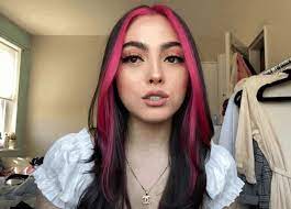 Black to pink dye job. Hazel Ruiz Black And Pink Hair Gif Hazelruiz Blackandpinkhair Blackhair Discover Share Gifs