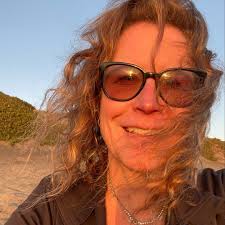 What is the location of the laundromat in this 1982 photo in San Francisco?