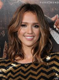 Photos Coiffure Visage Ovale Raie Au Milieu La Tendance A Suivre Et Cheveux Longs Ondules C Est Le Duo Gagnant Adopte Par Jessica Alba Coiffure Visage Ovale Coiffure Mi Long Brune