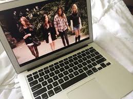 Mac Book Tumblr Buscar Con Google Pretty Little Liars Netflix Macbook Pretty Little Liars