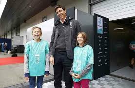 Er hält 30 prozent der anteile am die stiftung ist bestrebt, benachteiligten kindern ein besseres leben zu ermöglichen. Pin De Alice Mckinley Jameson Vettel Em Wolff S