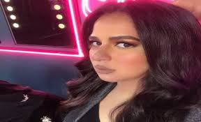 فقد كان أول عمل لإيمى مع والدها. Ø¨Ø§Ù„ØµÙˆØ± ÙˆØ§Ù„ÙÙŠØ¯ÙŠÙˆ Ø­Ø¬Ø§Ø¨ Ø¥ÙŠÙ…ÙŠ Ø³Ù…ÙŠØ± ØºØ§Ù†Ù… ÙÙŠ Ø£Ø­Ø¯ Ø§Ù„Ù…Ø·Ø§Ø¹Ù… ÙŠØ´Ø¹Ù„ Ø§Ù†Ø³ØªÙ‚Ø±Ø§Ù… ÙˆÙ‡Ø°Ø§ Ø³Ø± Ø¸Ù‡ÙˆØ±Ù‡Ø§ Ø¨Ù‡ Ø§Ù„Ù…Ø¯ÙŠÙ†Ø© Ù†ÙŠÙˆØ²