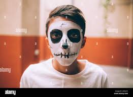 Garçon avec la peinture du visage du crâne d'Halloween Photo Stock