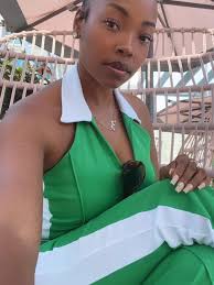 Pretty Problem 💚 #theproblemyouwanttohave #goodproblem #sittingpretty  #girlingreen #beauty #browngirl #glowing #sunkissed