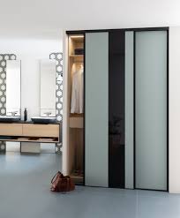 Dans Cette Salle De Bain Moderne Perene A Concu Un Dressing Sur Mesure Dissimule Derriere Salle De Bain Design Salle De Bain Salle De Bains Design Carrelage