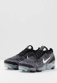 The nike air vapormax flyknit generally received mixed reviews from consumers and testers. Nike Sportswear Air Vapormax Flyknit Sneaker Low Black White Metallic Silver Schwarz Zalando De