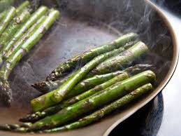 Questo tipo di cottura è ideale per mantenere intatto il sapore fresco di questo ortaggio e i suoi innumerevoli valori nutrizionali, infatti gli asparagi sono ricchissimi di antiossidanti, potassio, acido folico e fibre. Asparagi Errori Da Non Fare Dissapore