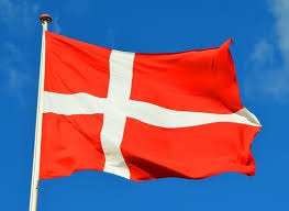 The red flag with a white cross is known as the dannebrog, or danish cloth. Danemarca Vrea SÄƒ ConstruiascÄƒ Un Pod Maritim Aarhus Copenhaga