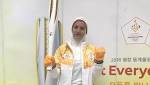 آية مدني تحمل شعلة دورة