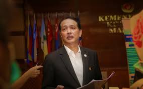 Ketua pengarah kementerian pelajaran malaysia : Kenali Datuk Dr Noor Hisham Abdullah Wira Kesihatan Malaysia Iluminasi