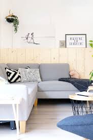 Was gehört in jedes wohnzimmer? Diy Holzwand Fichte Wohnzimmer Skandinavisch Wohnen Sofa Gingered Things Gingered Things