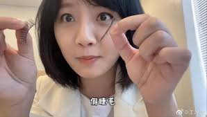 This beautiful reporter is Wang Bingru from Phoenix TV. She is also a  beautiful Sichuan girl.