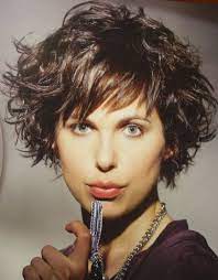 Mais la coupe à sec n'est pas la seule technique ! Frisure Assouplissement Boucles Cheveux Courts Coiffures Frisees Courtes Coiffures Courtes Frisees