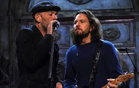 Eddie vedder and chris cornell in 2014 | credit: A1cxkwft1pgcim