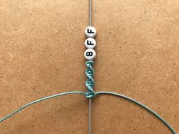 Für ein makramee armband benötigen sie zwei stück faden. Freundschaftsarmband Diy Anleitung Fur Makramee Armbander