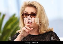 French actress Catherine Deneuve poses during a photo call for the movie  "Sage femme" at the 2017 Berlinale Film Festival in Berlin, Germany,  Tuesday, Feb. 14, 2017. (Britta Pedersen/dpa via AP Stockfotografie