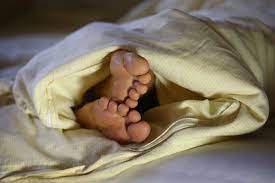 Ist nackt schlafen unhygienisch? Weit verbreitete Schlaf-Mythen im  Faktencheck - FIT FOR FUN