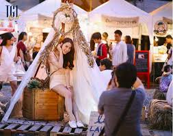 最近泰國少女很夯的tgif market 展售的攤位以網路新創品牌為主 每次不同主題的市集活動設計與佈置 算是相當討喜的舉辦做法 一走進市集 就看到大大的室內棚架 裡面就是冷氣開放的創意商品展售攤位 不管是服飾配件 創意小物等 這裡所賣的東西不像是一般在夜市賣給