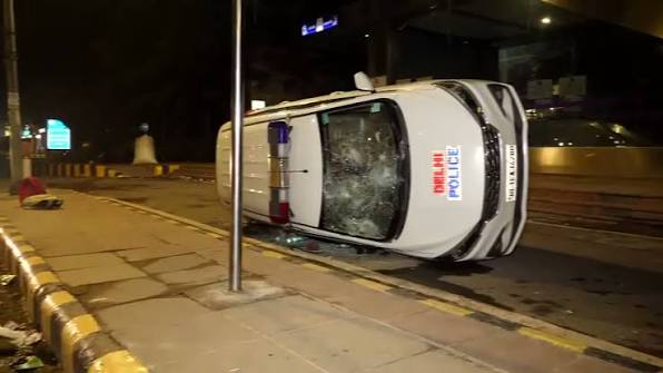 Delhi Police vehicle vandalised, overturned during CJP protest near  Janpath., 50 cops hurt by violent protesters. | Prime Post | Facebook