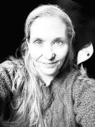 What is a suitable calorie and protein intake after weight loss surgery?