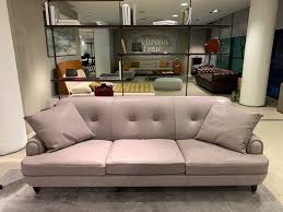 Il divano in pelle wooch è composto da tre cuscini per la seduta e per lo schienale, il tutto rende questo divano un classico. Divano Novecento Poltrona Frau A Prezzo Outlet