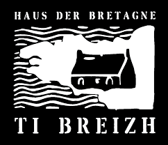 Der standort „pierres droites umfasst über 400 steine, darunter 40 wieder aufgerichtete menhire. Ti Breizh Haus Der Bretagne
