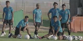 Warming up bledos kaula nurhidayat #kaulanurhidayat like kamu semangat saya.hehe subscribe dan share vidionya. Asisten Shin Tae Yong Setelah Kirim Nurhidayat Haris Pulang Ke Indonesia Semoga Mentalnya Berubah Bola Net