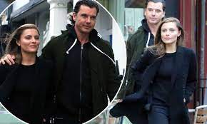 Die hübsche schauspielerin scheint nach der trennung aber alles andere als am boden zerstört zu sein. Gavin Rossdale And Sophia Thomalla Step Out In London Daily Mail Online