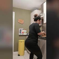 Caribbean mum's kitchen dancing goes viral - BBC News