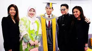 Royal brunei flüge vergleichen & günstig online buchen mit edreams©. Prince Abdul Mateen From Brunei With The Brunei Royal Family Members On His Graduation Day As An Ma In Internation My Prince Charming Royal Family Abdul Mateen