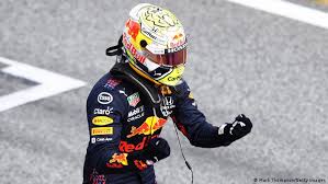 После разрыва с квятом келли активно публиковала в соцсетях снимки в компании других мужчин. Formel 1 Max Verstappen Feiert Start Ziel Sieg Sport Dw 27 06 2021
