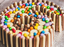 Danach den kuchen längs durchschneiden, etwa 1/3 oben und 2/3 vor der schatzkiste noch ein paar süßigkeiten verteilen und den deckel mit edelsteinen, z.b. Gebacken Statt Verpackt Geldgeschenke In Kuchen Und Pralinen Rezept